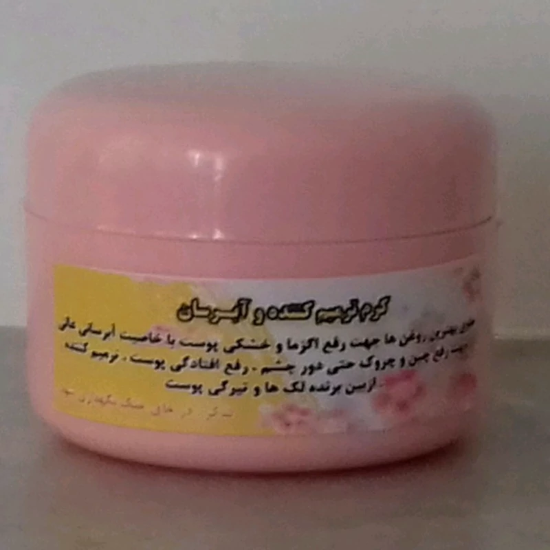 کرم آبرسان تخصصی حلزون ترمیم کننده  پوست ورفع اگزما تیرگی پوست
